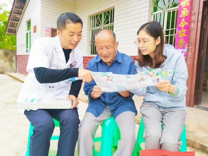 家庭医生为贫困户宣传健康扶贫政策。
