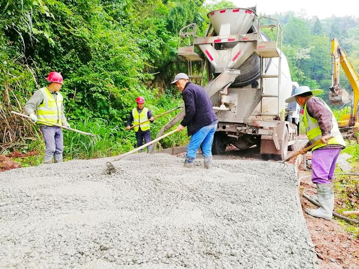 新胜镇在建农村公路。
