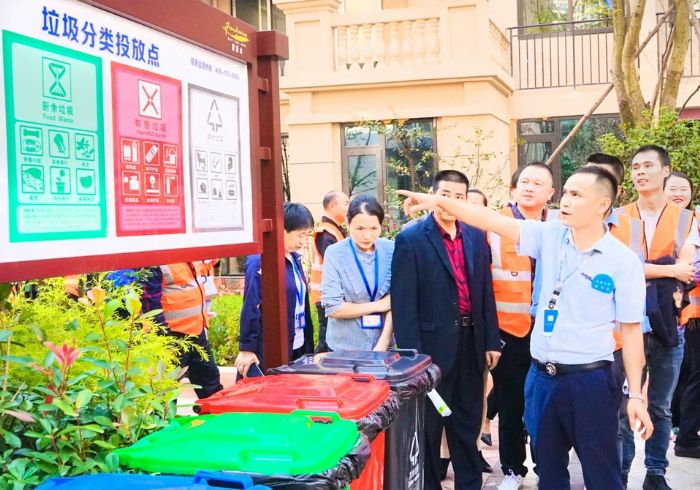 参观湖语山小区垃圾分类工作。

