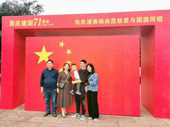 ▲游客在红色景区与国旗同框。
