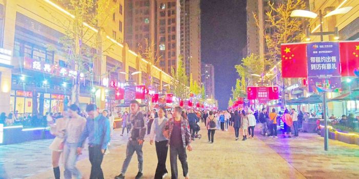 ◀国庆期间，夜市火爆。
