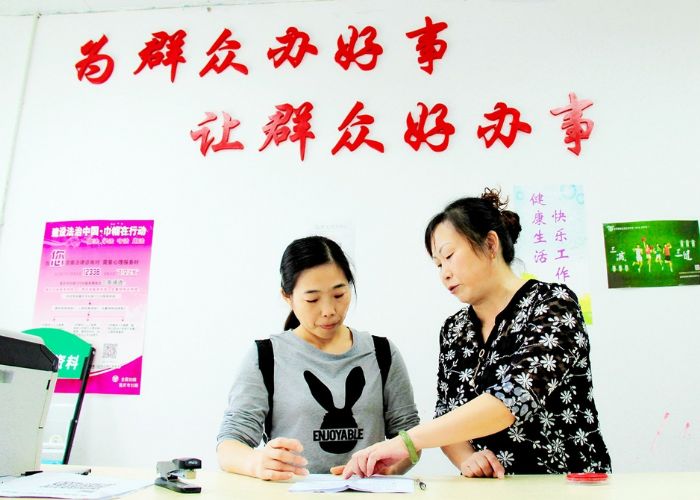 居民求助社区工作人员。
