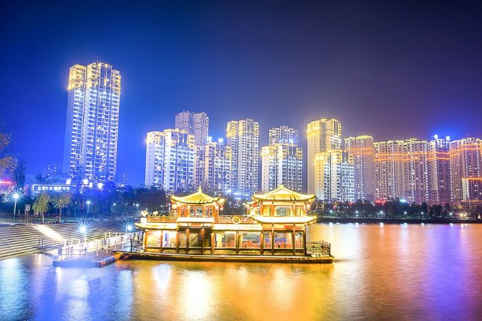 璀璨夜景熠熠生辉。
