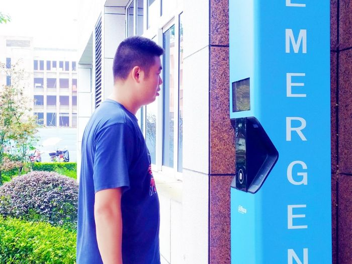 ◀学校测试一键式报警装置。
