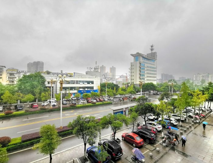 阴雨中的街道。
