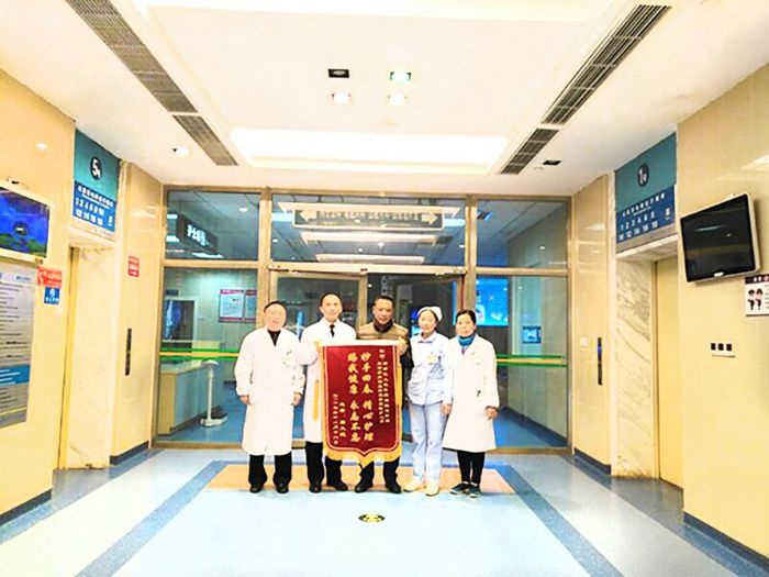 患者送来锦旗。

