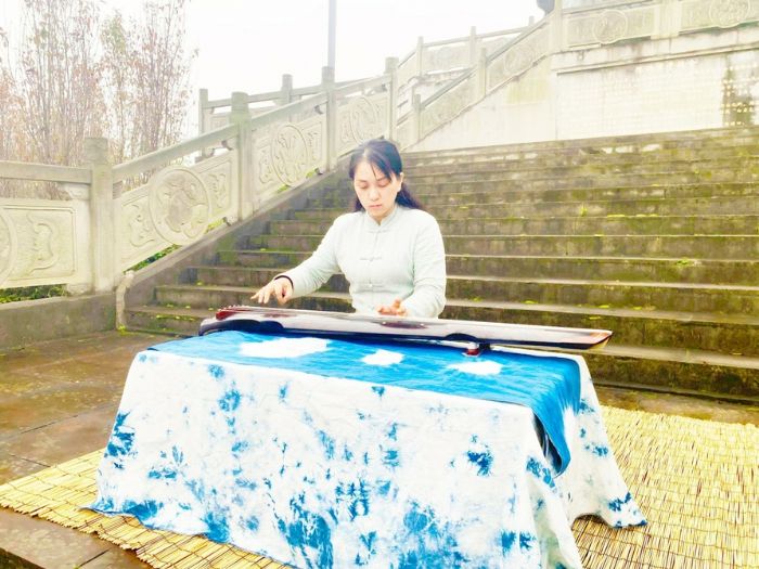 ◀古琴推广者弹奏《仙翁操》。

