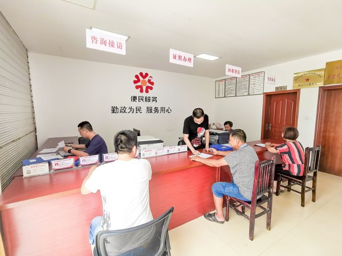 群众在便民服务中心快捷办理业务。
