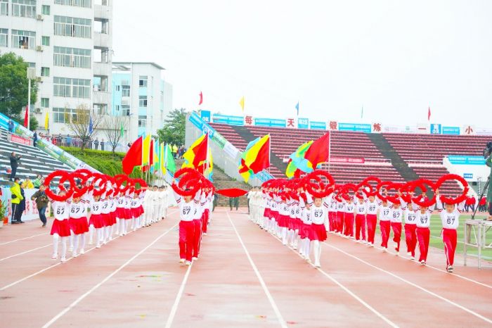 少先队簇拥花环入场。

