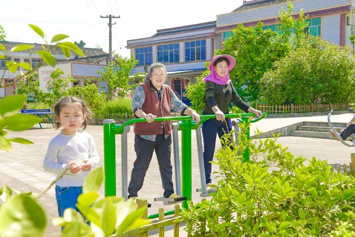 　　村民在家门就能锻炼身体。

