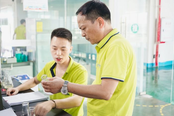 巨科环保研发团队在实验室。
