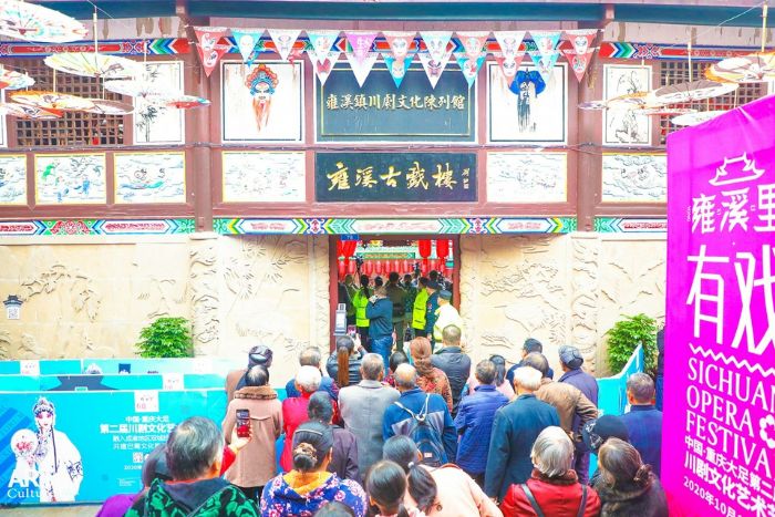 古戏楼外，围满戏迷。

