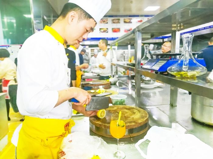 参赛选手制作美食。
