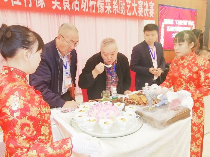 评委对美食进行品尝打分。
