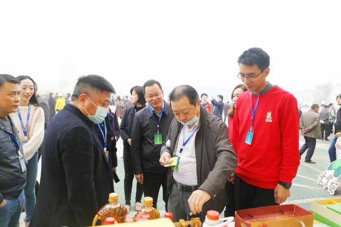 嘉宾参观潼掌柜专柜展销品。
