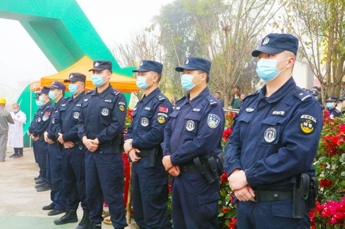安保人员维护秩序。
