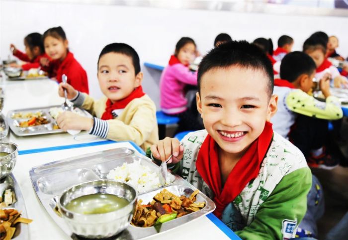 人民小学学生营养午餐。
