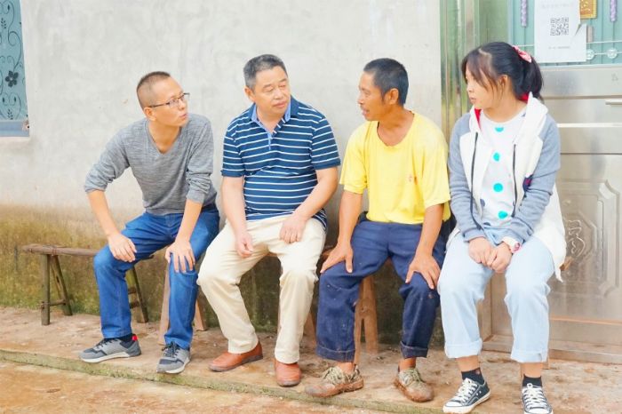 走访贫困学生家庭。
