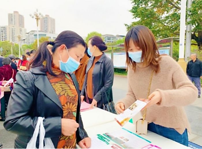 为群众普及健康小知识。
