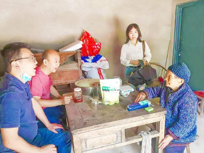 老潘走访困难群众。
