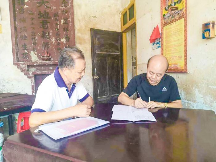 老潘记录群众意见建议。

