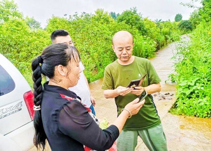 老潘了解村里产业发展情况。
