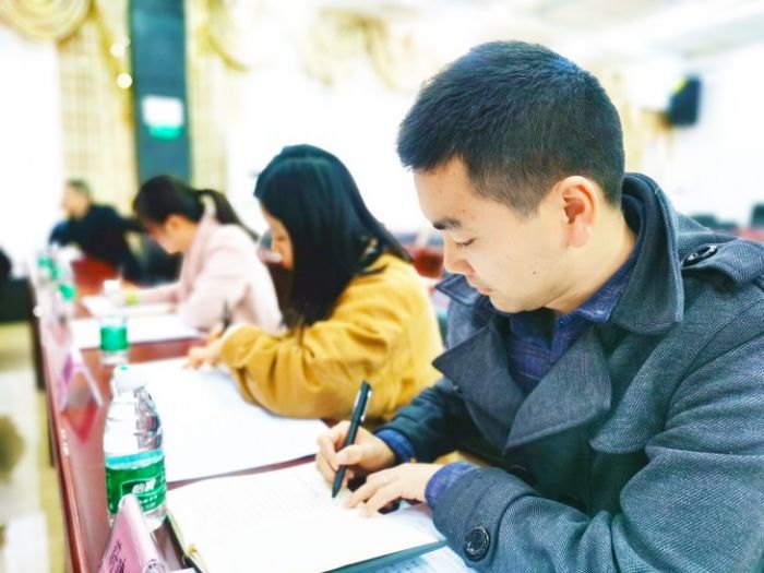 区农业农村委传达学习全会精神。
