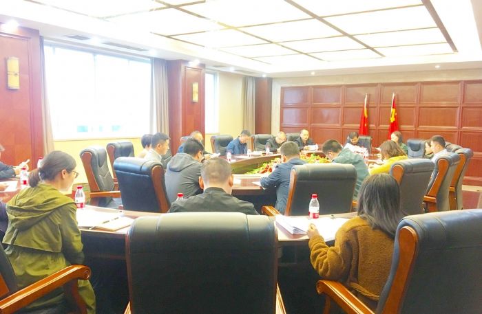 区委办传达学习全会精神。
