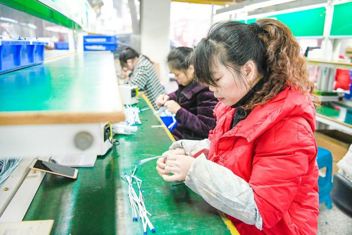 扶贫车间的工人正在装配电子元件。
