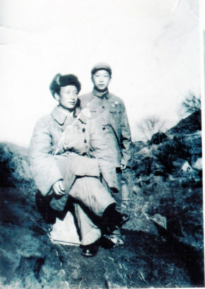 　　1954年在三八线430.8阵地上，代玉栋与老班长合影留恋。
