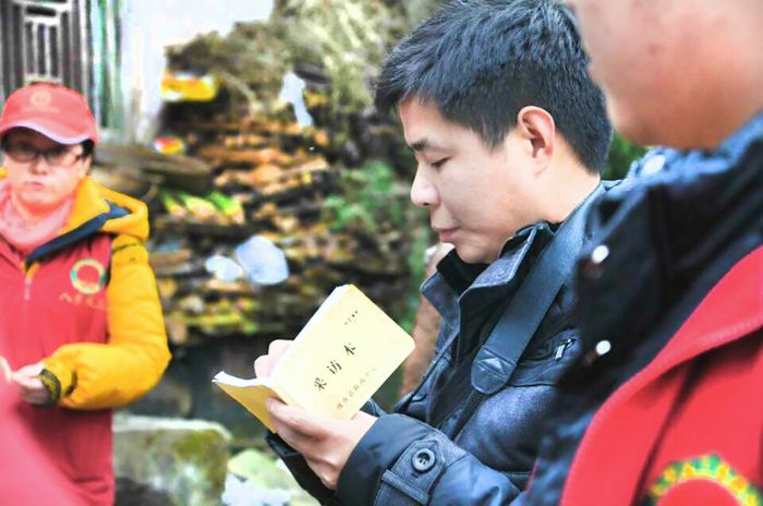 陈靖在一线采访志愿者助力脱贫攻坚新闻。

