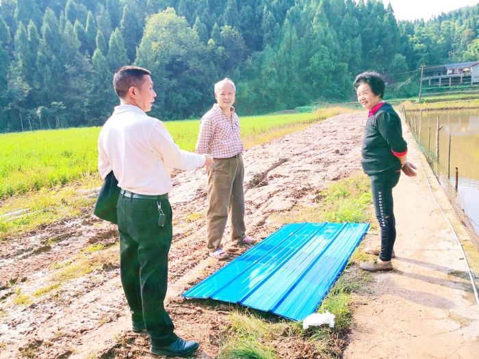 　　田间地头宣传金融扶贫政策。
