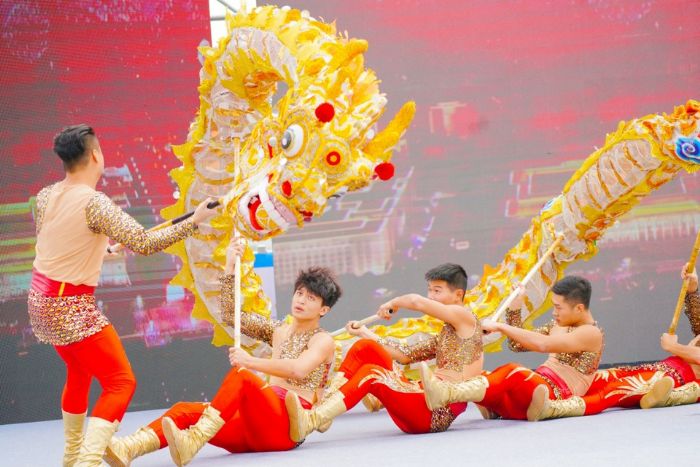 联盟城市铜梁特色节目展演《龙舞九天》。
