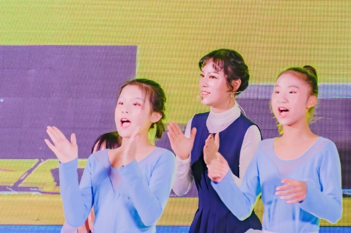 沈妍与孩子们参加文艺表演。
