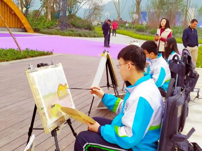 学生在凤凰栖公园写生，画下眼前美景。
