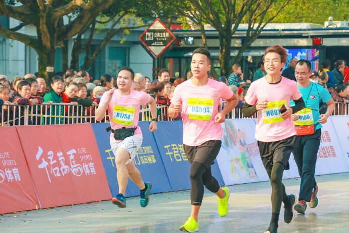 同心同行“潼”奔跑。
