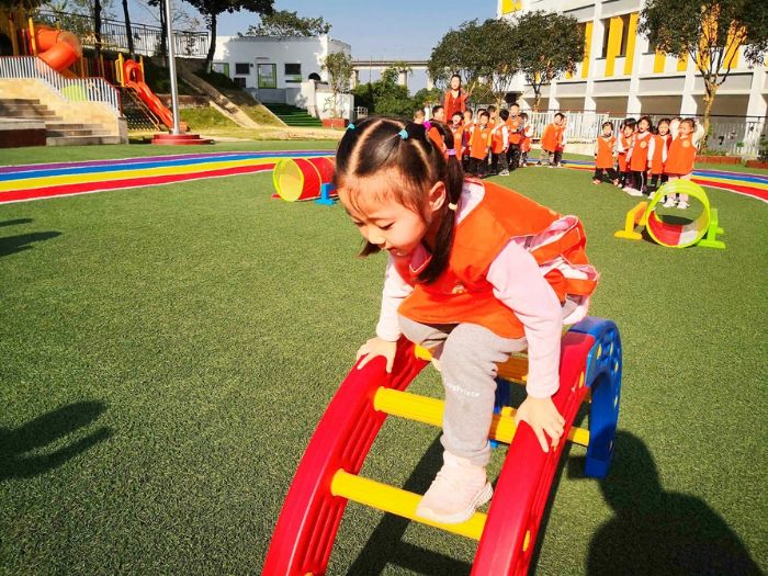 幼儿园的孩子们在新操场快乐玩耍。
