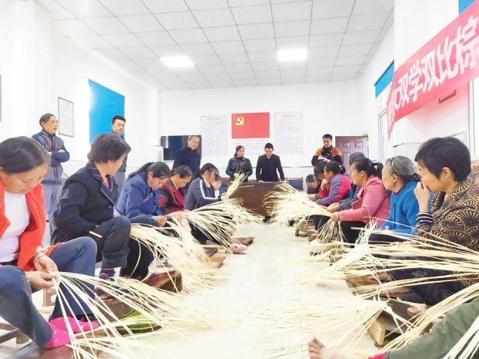 棕扇编织比赛现场。
