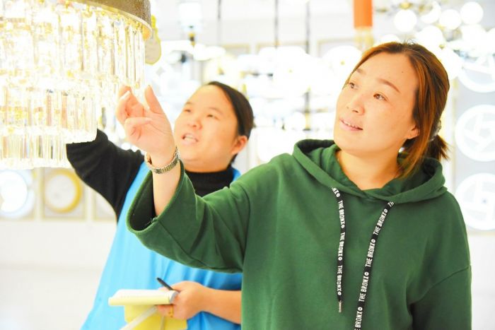 市民参观采购灯饰。
