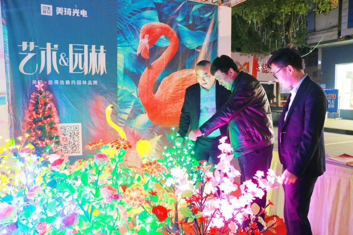 客商参观灯光夜市草坪灯。
