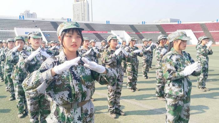 女生表演手语操《国家》。
