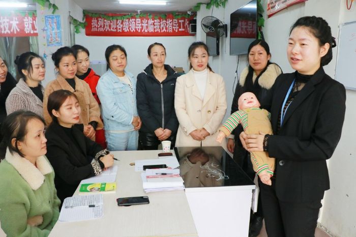 徐建华为培训人员讲解护理知识。
