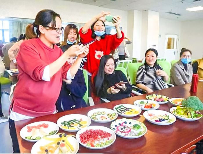 孕妈展示制作的水果拼盘。
