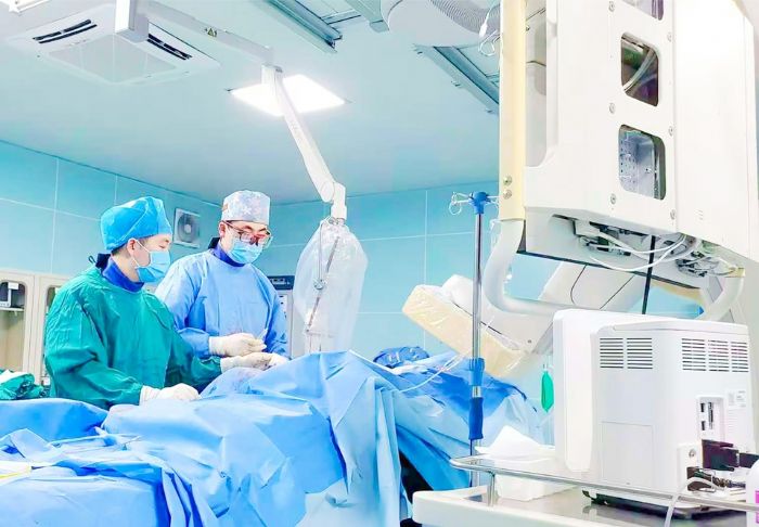 医生对病人正在进行手术。
