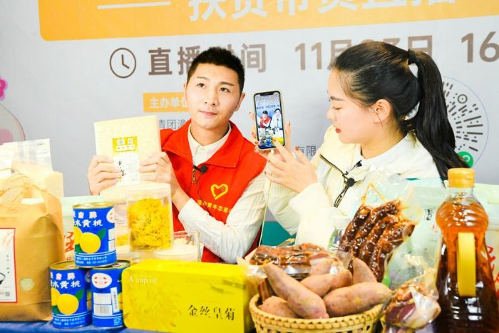 青年主播正在推介潼南稻米。
