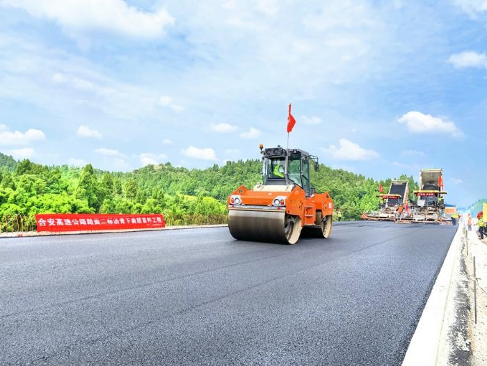 合潼安高速建设现场。
