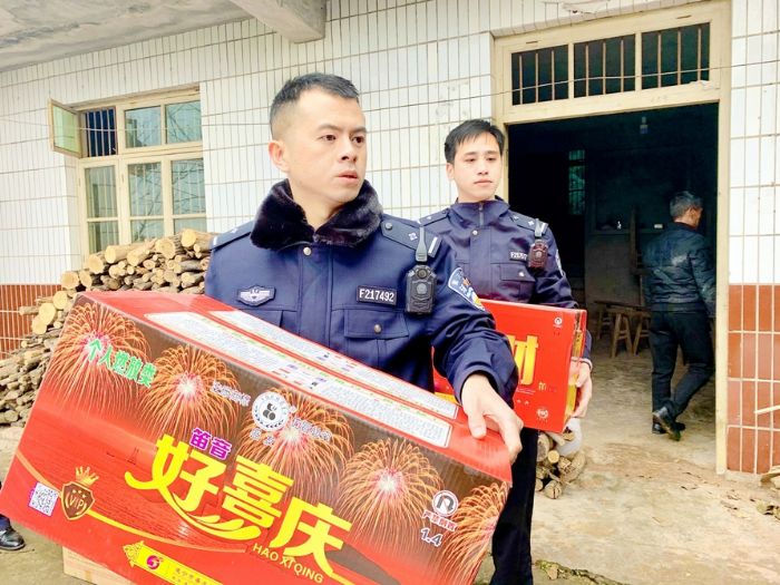 民警对查获的非法烟花爆竹予以扣押。

