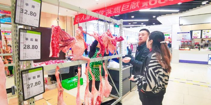 市民选购羊肉。
