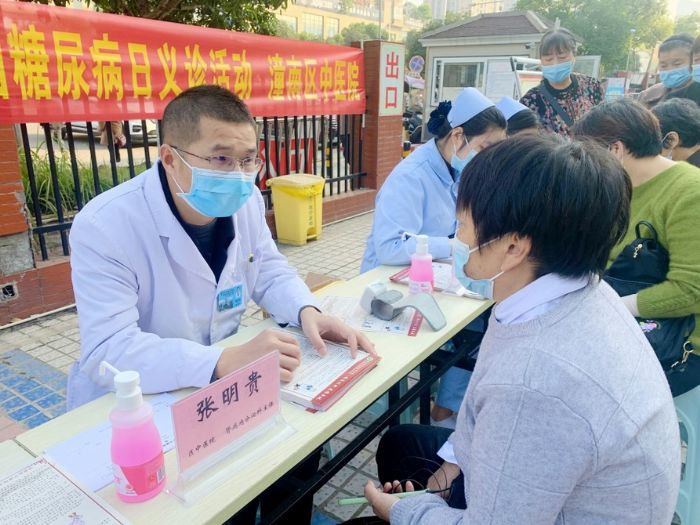 区中医院专家团队为群众义诊。

