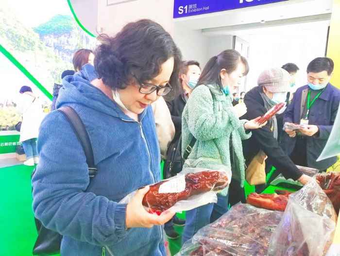 市民挑选腊肉制品。
